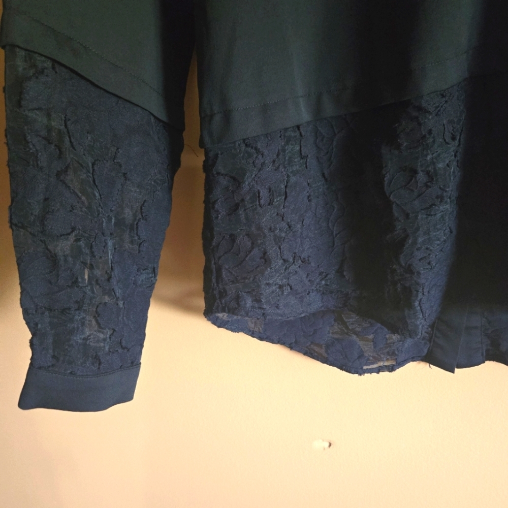 Doe & Rae Lace Accent Top PTP=20.5" - Picture 2 of 6
